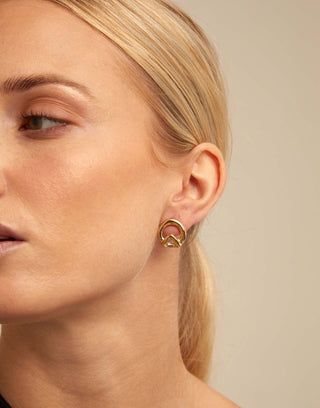 Uno de 50 Game of 3 earrings close-up showing the stacked disc detail